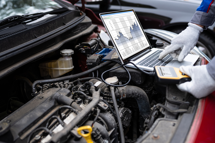Chip-Tuning-vom-Auto-mit-Laptop